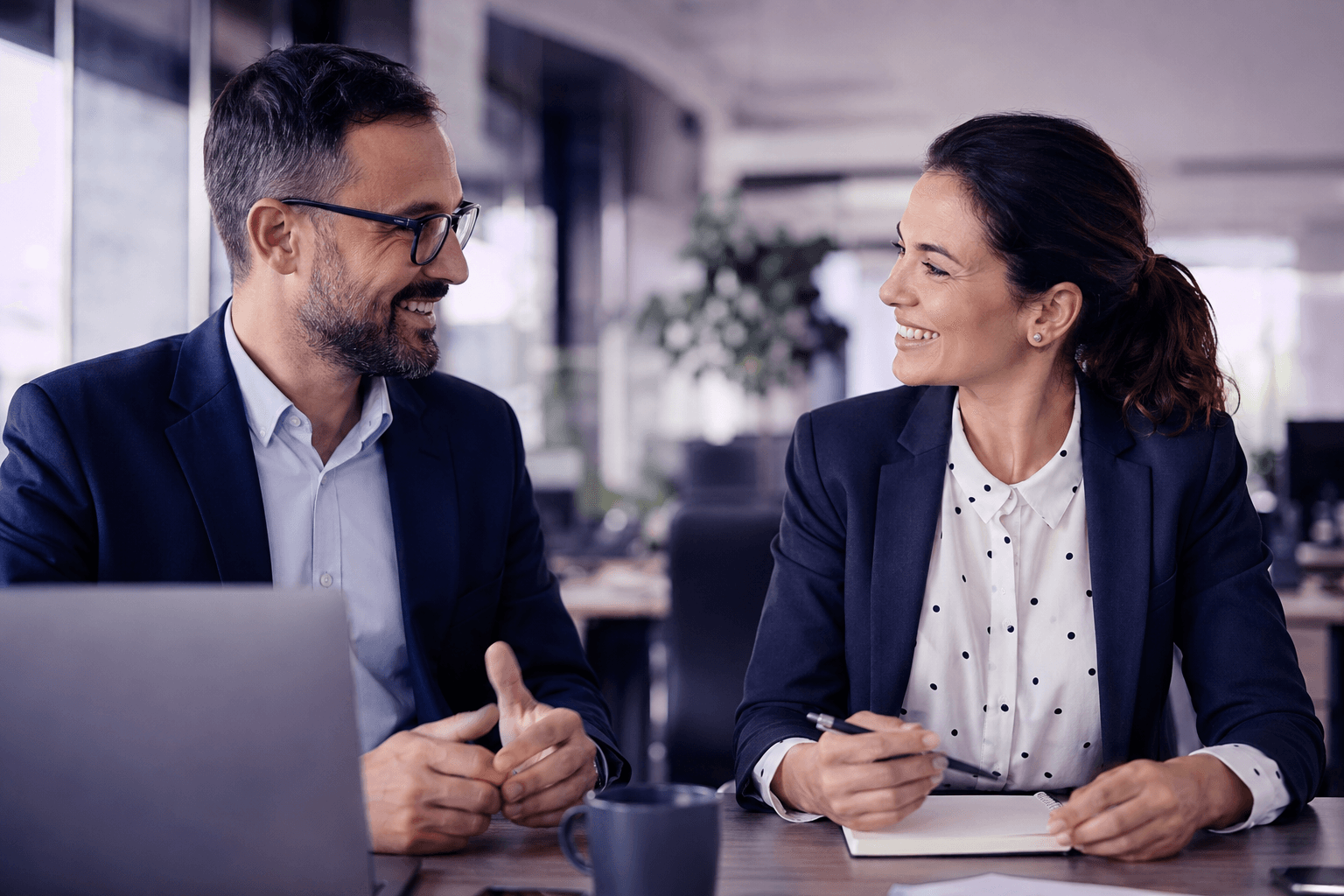 Deux professionnels échangeant — programme Partenaire Pilote Trainova